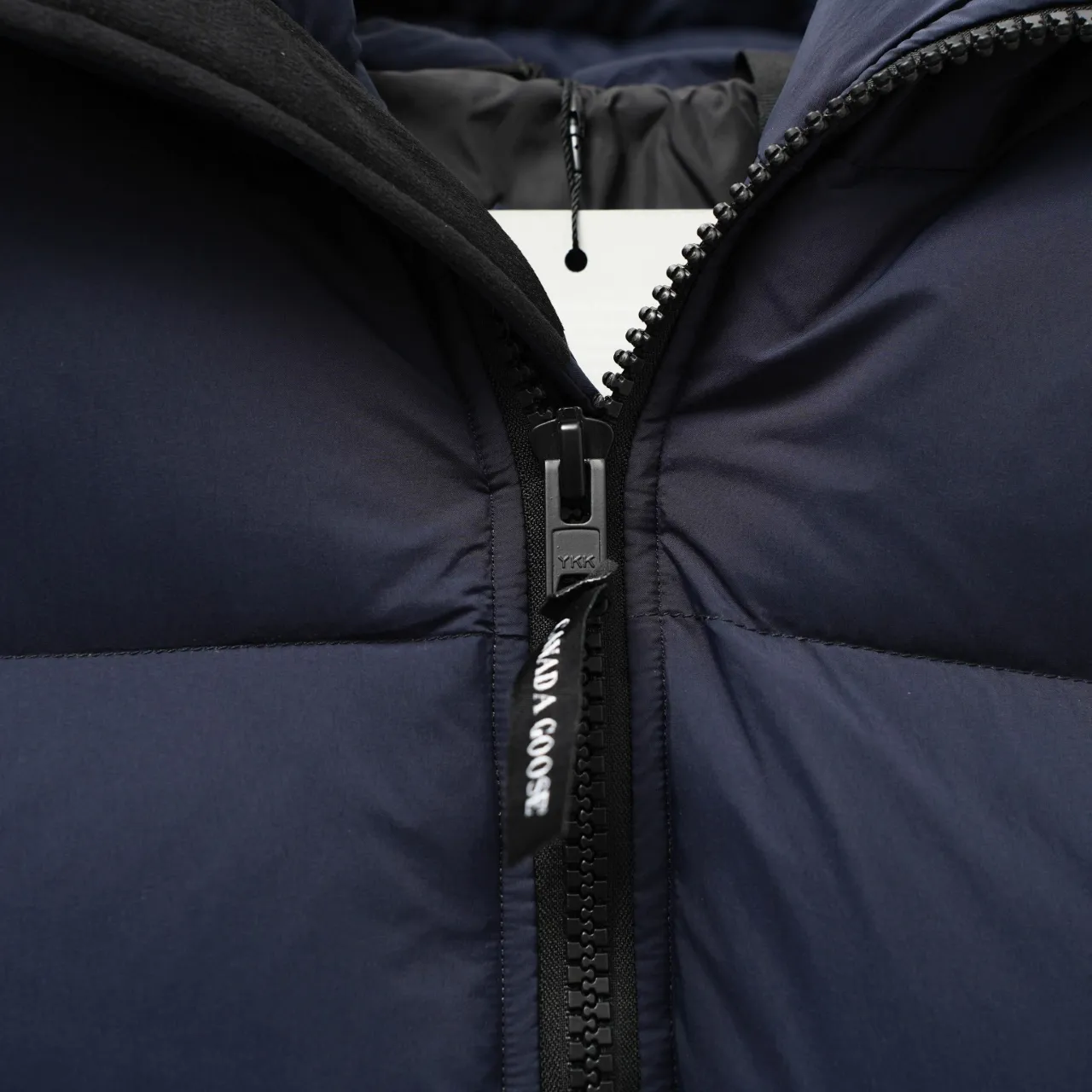 P940 CANADA GOOSE丨Canada Goose 2801 armband mid-length hooded down jacket Color: Dark Blue Size: XS-XXL